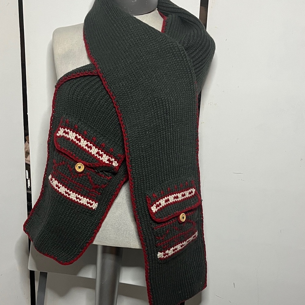 Woolrich Green Scarf with Red Trim and Pockets